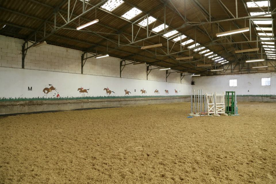 man&egrave;ge sable-fibre-couvert-poneys-cheval sport-cours-hiver